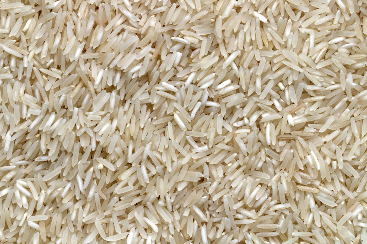 Raw white rice grains